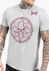 Tapout TAPOUT NORMALE PASSFORM SKRAPE - Majica kratkih rukava s printom - grey red