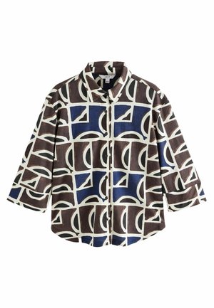 Chemise boutonnée à manches 3/4 avec un motif géométrique en marron foncé, bleu marine et blanc, coupe ample.