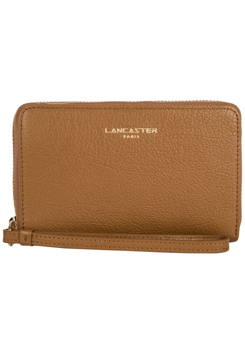 Portefeuille en cuir tan avec une finition texturée, logo doré en relief "LANCASTER PARIS", fermeture zippée et dragonne attachée.