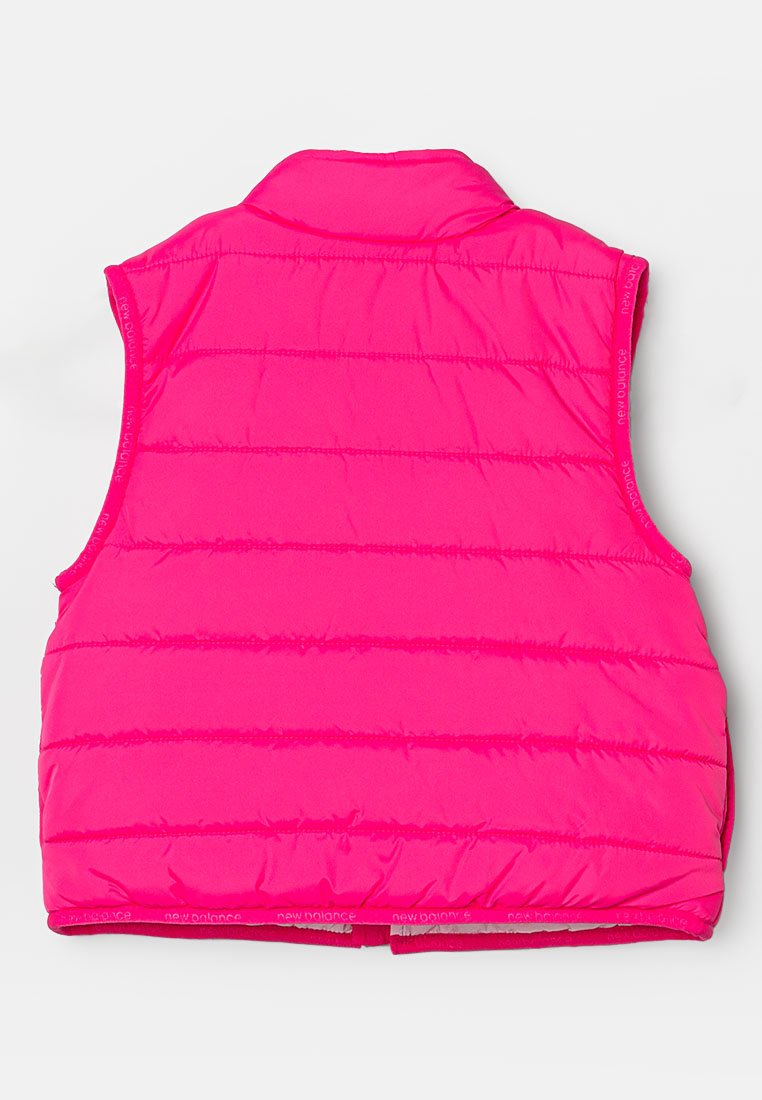 Gilet sans manches matelassé rose vif avec des coutures horizontales et un col haut, posé à plat montrant le dos.