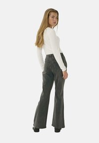 Kaffe KASINEM - Flared-farkut - medium grey denim