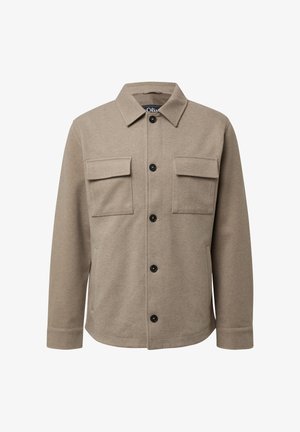 Beige blouse-jack met twee borstzakken met flap, lange mouwen en een klassieke kraag, weergegeven op een witte achtergrond.