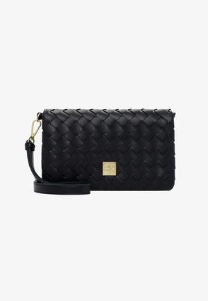 Clutch de cuero negro tejido con correa de muñeca desmontable y pequeña placa de logo cuadrada dorada en el frente.