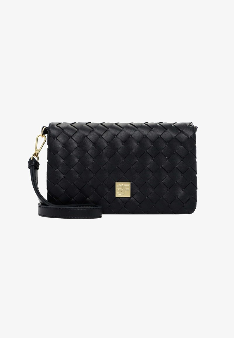 Clutch nero in pelle intrecciata con cinturino da polso staccabile e piccola targhetta con logo quadrato dorato sul davanti.