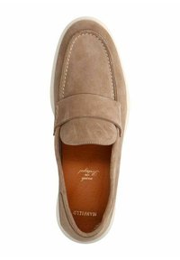 Hellbraune Wildleder-Slipper mit einer weichen Textur, einer abgerundeten Spitze und einem einzigen Riemen über dem Rist. Weiße Gummisohle.
