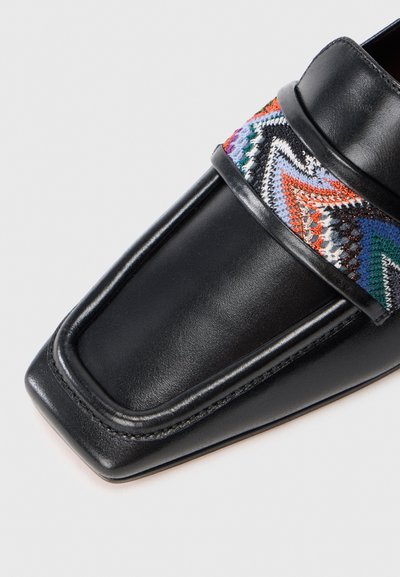 Must musta kingad ruudukujulise varbaga, millel on kaunis mitmevärviline sik-sak kangas ülevalt.