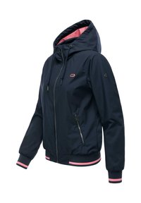 Granatowa kurtka z kapturem, różową podszewką, przednim zamkiem błyskawicznym, zamykanymi kieszeniami po bokach oraz różowymi paskami na mankietach i dolnej krawędzi.