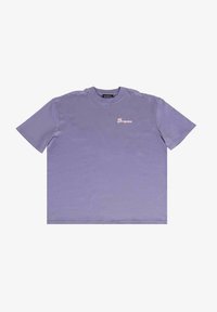 Lilla bomulds T-shirt, korte ærmer, afslappet pasform. Har et lille pink logo på forsiden, ensartet tekstur og rund halsudskæring.