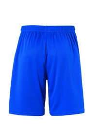 Shorts de sport bleus fabriqués en tissu lisse et léger avec une taille élastique. Présente un design simple et sans ornement, avec une coupe au niveau de la cheville.