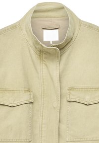 Giacca di denim beige con collo alla coreana, patta frontale con bottoni e due tasche sul petto con patta e chiusura a bottone.