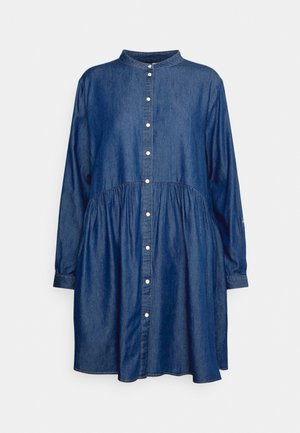 Robe en denim bleu foncé à manches longues, avec une patte de boutonnage sur le devant, une taille froncée et un petit col rond, présentée sur un fond blanc.