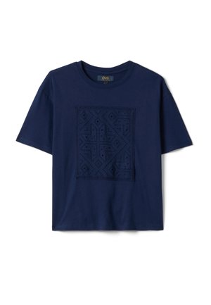Camiseta azul marino de manga corta con cuello redondo y un patrón texturizado cuadrado en el centro delantero.