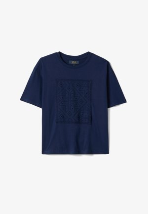 Camiseta azul marino de manga corta con cuello redondo y un patrón texturizado cuadrado en el centro delantero.
