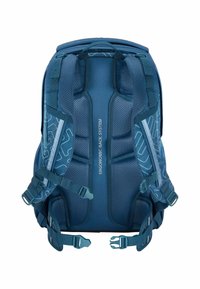 Blaue ergonomische Tasche mit gepolstertem Mesh-Rücken und verstellbaren Trägern. Features reflektierende Akzente und mehrere verstellbare Riemen an den Seiten.