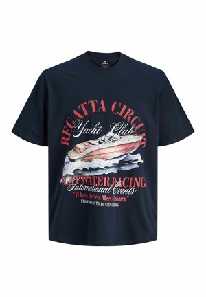 T-shirt bleu marine avec un graphique d'un speedboat sur l'eau et un texte rouge et blanc concernant le Regatta Circuit Yacht Club et des événements de courses nautiques.