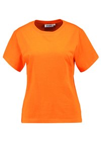 Camiseta de algodón de manga corta y cuello redondo en un vibrante color naranja. Presenta un dobladillo recto y está etiquetada con "WEEKDAY" en el cuello interior.