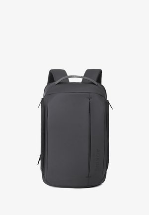 Zwarte rugzak met een slank, rechthoekig ontwerp. Voorzien van gewatteerde banden, een handvat aan de bovenkant, zijritsen en een textuuraccent met logo aan de voorkant.