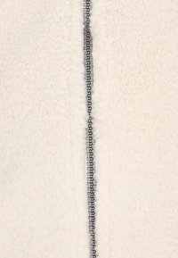 Hvid fleecejakke med et struktureret, blødt stof. Har en central sort lynlås og en høj krave. Simpelt design, varm udseende.