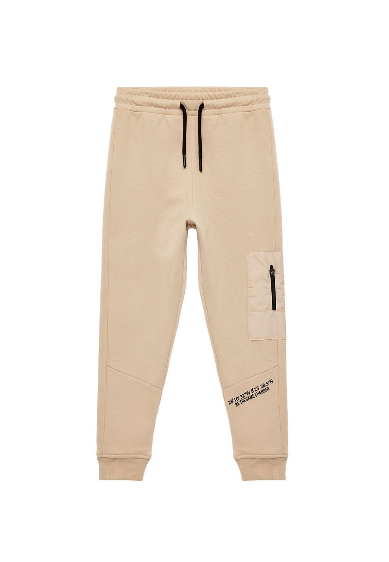 Beige Sweatpants mit einem Kordelzugbund, elastischen Bündchen, einer seitlichen Tasche mit Reißverschluss und schwarzen Textdetails entlang des Beins. Weiche Textur.