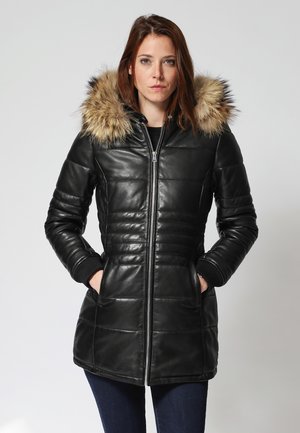Czarny skórzany płaszcz z zamkiem z przodu, pikowanym wzorem, bocznymi kieszeniami i kapturem wyłożonym futrem. Gładka tekstura i dopasowany krój.