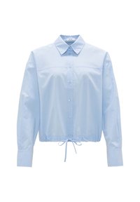 Lyseblå skjorte med lange ærmer, knaplukning på kraven, samlet kant og snøre ved taljen. Glat, let stof.