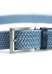 Spleciony pasek w jasnym niebieskim kolorze o warkoczowej strukturze, z metalową klamrą w kolorze srebrnym i ciemnoniebieskim skórzanym akcentem dla dodatkowego detalizowania.
