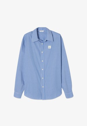 Chemise à rayures bleu clair et blanche à manches longues, avec une fermeture à boutons sur le devant, un col pointu et un petit logo de marque sur la poitrine.
