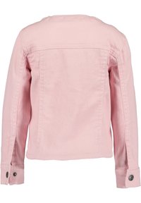 Giacca di jeans rosa chiaro con maniche lunghe, polsini bottonati e taglio dritto. Presenta cuciture visibili e due yoke posteriori.