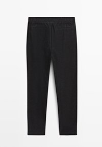 Zwarte stretchbroek met een elastische tailleband, slim fit en twee achterzakken. De stof lijkt glad met een subtiele textuur.