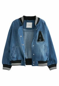Veste bomber en denim bleu clair avec un col et des poignets côtelés noirs. Présente des accents rayés blancs et une lettre "A" brodée à l'avant.
