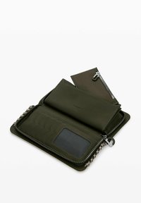Grünes Lederportemonnaie mit Reißverschluss, das mehrere Kartenfächer, ein transparentes Ausweisfach und ein gefüttertes Münzfach bietet.