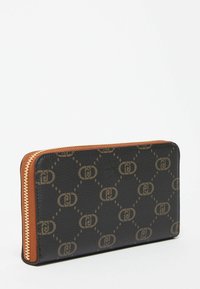 Portafoglio con cerniera in finta pelle nera a motivo con accenti color cuoio, caratterizzato da un design con logo ripetuto e una texture liscia.