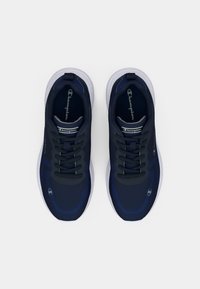 Mornarsko plave atletske tenisice s glatkim tekstilnim gornjim dijelom, kontrastnim tamnim i svijetlim akcentima, s bijelom gumenom petom i vezicama.