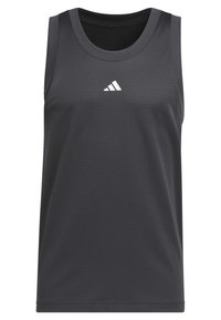 Šedý sportovní tílko vyrobené z prodyšné síťoviny, s kulatým výstřihem, bez rukávů, a bílým logem Adidas na hrudi.