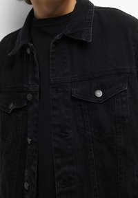 PULL&BEAR Chaqueta vaquera - black denim