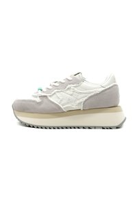 Sneaker in suede grigio chiaro e pelle bianca con tomaia texture, suola intermedia beige e suola esterna scanalata; presenta cuciture decorative.
