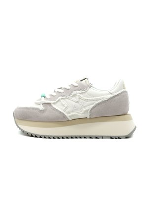 Sneaker in suede grigio chiaro e pelle bianca con tomaia texture, suola intermedia beige e suola esterna scanalata; presenta cuciture decorative.
