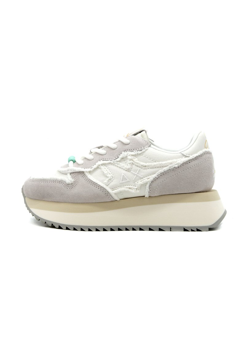 Sneaker in suede grigio chiaro e pelle bianca con tomaia texture, suola intermedia beige e suola esterna scanalata; presenta cuciture decorative.