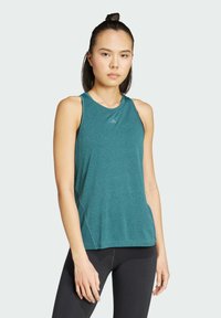 Débardeur de sport teal avec un col rond, texture douce et détails de couture contrastants. Présente le logo Adidas sur la poitrine.