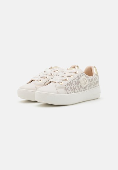 Ljusbeiga sneakers i textil och syntetmaterial, med en logotyp på sidan, guldfinish på hälen och tjock vit sula.