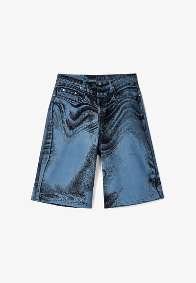 Farkkushortsit, joissa on sinivalkoinen abstrakti kuvio, klassinen viisi-taskumalli ja hopeiset yksityiskohdat.