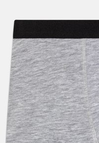 Γκρι βαμβακερό σορτς μποξερ με μαύρη ελαστική ζώνη. Το ύφασμα έχει υφή που θυμίζει γκρίζες αποχρώσεις, με επίπεδες ραφές για άνεση.