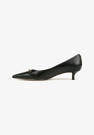Zwarte leren pump met een puntige neus, slanke hak en een decoratieve accent aan de voorkant. Glad textuur en elegante silhouet.