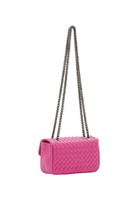 Vævet pink lædertaske med rektangulær form, grå kædestrop og en struktureret overflade. Kompakt størrelse med et struktureret design.