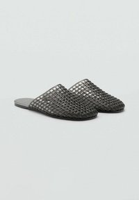 Sandali slide neri intrecciati con design open toe, realizzati in materiale flessibile, caratterizzati da un motivo a griglia e suole piatte.