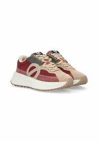 Sneakers con una toma superiore in tessuto texturizzato nei colori bordeaux, verde e beige, caratterizzati da una intersuola bianca, una suola in gomma e un accento ad anello sul lato.
