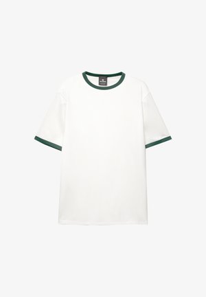 Fehér, rövid ujjú póló, zöld bordás díszítéssel a galléron és az ujjakon. Simogatott pamut anyag, letisztult dizájn.