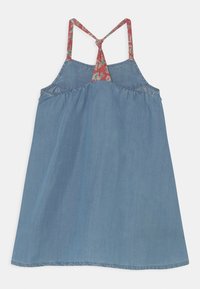 Denimmekko kevyessä sinisessä sävyssä, jossa on kukkakuosiset hihnat ja rypytyksiä rinnassa. Löysän istuvuuden ja ilman hihoja oleva malli.