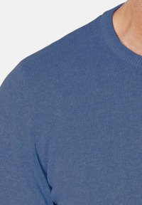 Suéter de punto acanalado azul con cuello redondo y textura suave, que muestra una costura uniforme y un diseño ajustado.
