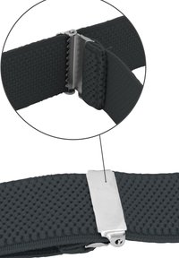 Schwarzer gewebter Stoffgürtel mit einer silbernen Metallschnalle, die gezackte Kanten für besseren Halt aufweist. Nahaufnahme der Schnalle, die mit dem Gurt verbunden ist.